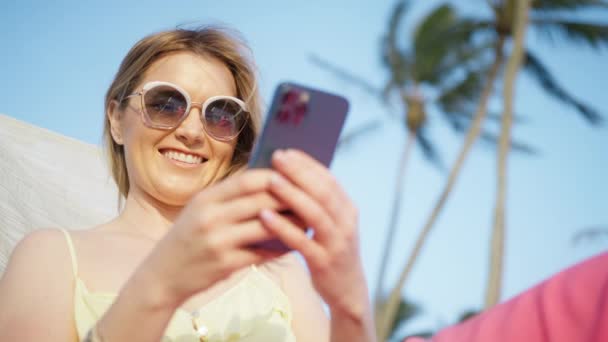 Beautiful Woman Using Smartphone Outdoor Tropical Island Green Palm Trees — Vídeo de Stock