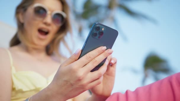 Mujer Joven Caucásica Feliz Sosteniendo Teléfono Celular Usando Dispositivo Del — Vídeos de Stock