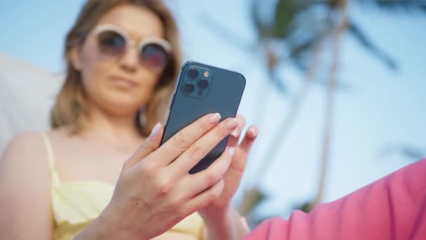 Portrait Happy Tourist Woman Typing Mobile Phone Outdoors Closeup Cheerful — Vídeos de Stock