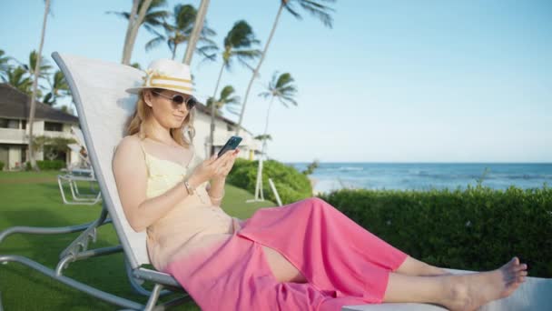 Traveler Spending Time Beach Resort Gadget Technology Relaxed Young Woman — Vídeo de Stock