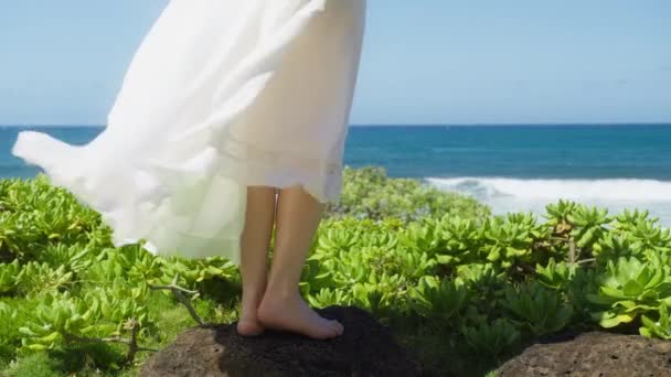 Zblízka Žena Štíhlé Bosé Nohy Bílých Šatech Stojí Vrcholu Tropické — Stock video