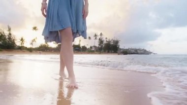 İltifat eden plaj elbisesi giymiş beyaz bir kadın. Hawaii adalarında dinlenen gezgin deniz yolculuğunda harika vakit geçiriyor. Hawaii 'de Turist Kadın Tatil Macerası. Gün doğumunda yaz tatillerinde yavaş çekim 