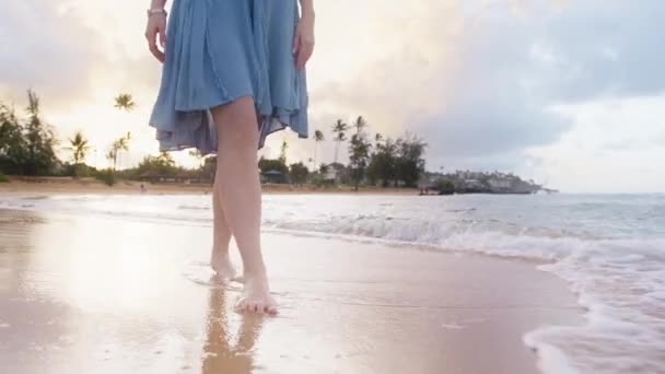 Blanke Vrouw Vleiende Strandjurk Reiziger Ontspannen Hawaï Eilanden Met Een — Stockvideo