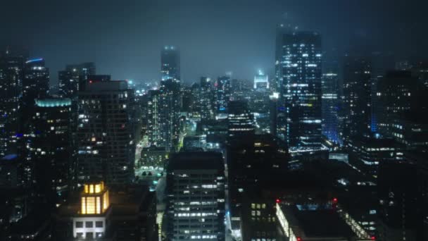 アメリカの技術革新のスカイスクレーパー主要道路の夜間照明や車の交通フローでの資本サンフランシスコ 空中雲の景色 ゴシックシティビュー Futuristic Scaline Night — ストック動画