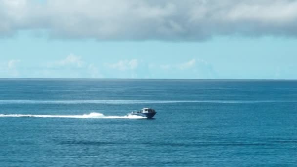 Aerial Speed Boat Sailing Calm Surface Blue Ocean Scuba Diving — Vídeo de Stock