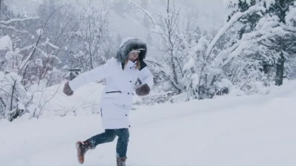 Feliz Sorrindo Jovem Mulher Saltando Alta Neve Branca Mulher Excitada — Vídeo de Stock