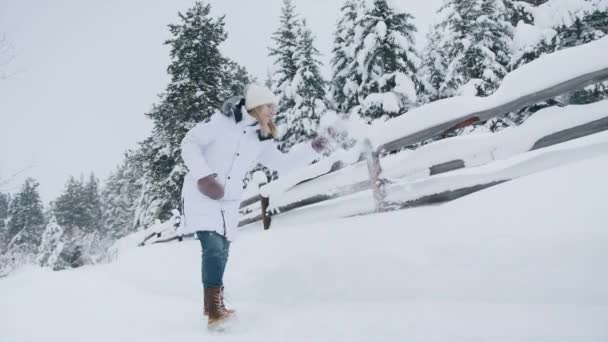 Mulher Loira Bonita Andando Pelo Campo Nevado Vomitando Punhado Neve — Vídeo de Stock