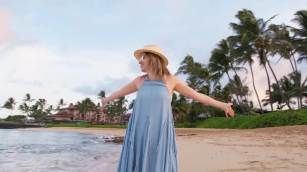 Szczęśliwy Podróżnik Cieszący Się Idealne Wakacje Rajskiej Wyspie Tropikalnej Uśmiechnięta — Wideo stockowe