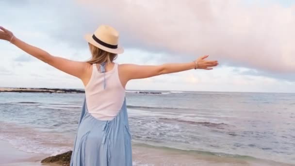 Mulher Sorridente Praia Oceano Nascer Sol Cinemático Com Nuvens Rosa — Vídeo de Stock
