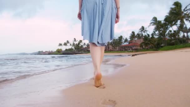Rückenansicht Einer Barfüßigen Frau Luxushotel Resort Die Den Sommerurlaub Sandstrand — Stockvideo