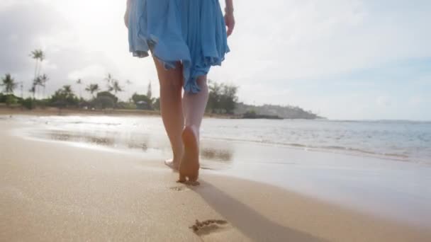 Close Mulher Lisonjeiro Vestido Praia Azul Andando Descalço Pela Praia — Vídeo de Stock
