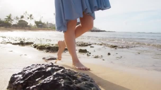 Slim Female Legs Feet Walking Sea Water Waves Sandy Beach — Vídeo de Stock