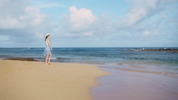 Hermosa Toma Cámara Lenta Mujer Azul Vestido Playa Que Fluye — Vídeos de Stock