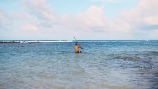 Adult Fit Man Sitting Paddle Board Rowing Away Beach Open — Vídeo de Stock