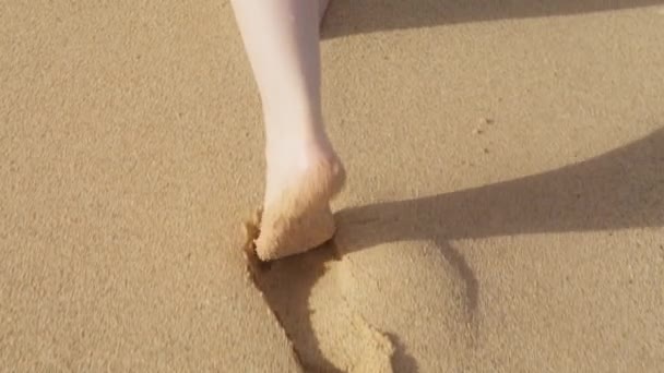 Κοντινό Πλάνο Των Ποδιών Γυναίκα Πόδια Ξυπόλητη Αμμώδη Παραλία Στην — Αρχείο Βίντεο
