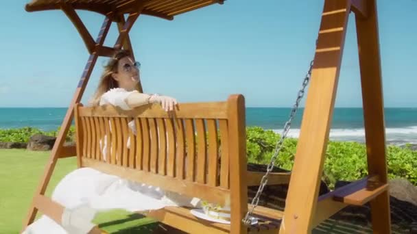Girl Enjoying Dream Travel Hawaii Island Beach Resort Romantic Ideal — Stock video