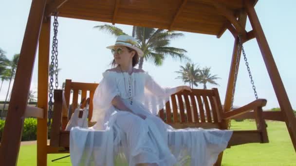 Lento Movimento Atraente Mulher Sonhadora Vestido Branco Balançando Com Coqueiros — Vídeo de Stock