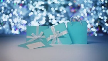 Sihirli orman perisi arka planı aydınlatır. Beyaz kar tepeciğinde zarif, açık mavi hediye kutuları ve bulanık arka planda parlak noel harikalar diyarı ormanı. Tatil satışları, kopya uzay görüntüleri 6K