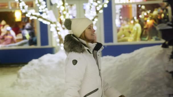 Radosna Pozytywna Kobieta Białym Płaszczu Zimowym Spacerująca Nocą Małej Zdobionej — Wideo stockowe