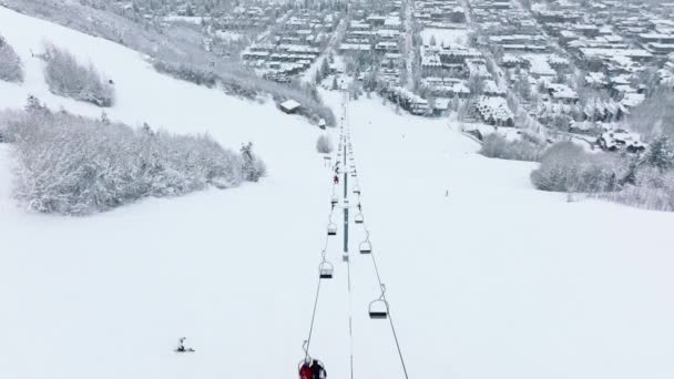 Skiing Snow Slopes Mountains People Having Fun Slopes Snowy Day — Wideo stockowe