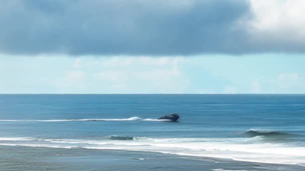 Drone Footage Powerboat Riding Blue Ocean Surface Adventurous Touristic Activity — Vídeo de Stock