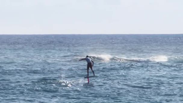 Wake Surfer Wake Boarding Foil Board Athletic Man Rides Foilboard — Stockvideo