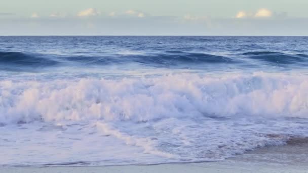 Slow Motion Splashing Pink Waves Rolling Beach Hawaii Island Dramatic — 图库视频影像