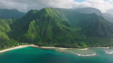 Dar kumlu göl manzaralı, gür ve sulu bitki örtüsü olan dağların yakınındaki drone görüntüleri. Gökyüzünden görüldüğü gibi, cennet gibi doğal bir manzaraya sahip. Yüksek kalite 4k görüntü