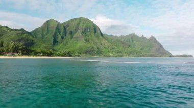 Yaz tatili geçmişi için sinema duvar kâğıdı, seyahat işi konsepti. Hawaii, Kauai Adası, Haena Sahili 'nin üzerinde gizemli bir şekilde güzel dağ tezgahları var. Yüksek kalite 4k görüntü