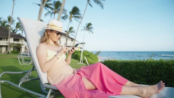 Touriste Caucasienne Couchée Sur Transat Faisant Défiler Flux Des Médias — Video