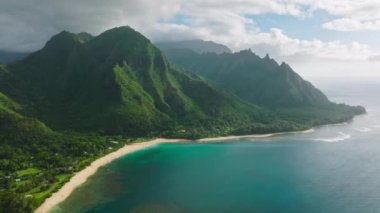 Gökyüzünden görüldüğü üzere, cennet gibi bir yaz için şaşırtıcı doğal manzara. Uzak tropikal adanın büyüleyici güzelliği ve yerel bitki örtüsü üzerine havadan çekilmiş görüntüler. Yüksek kalite 4k görüntü
