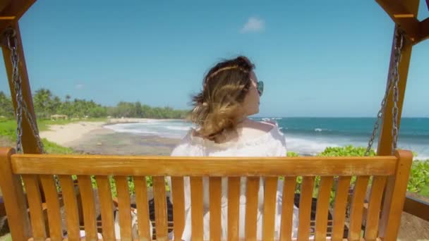 Mujer Vestido Blanco Balanceándose Con Hermosa Vista Playa Tropical Mientras — Vídeos de Stock