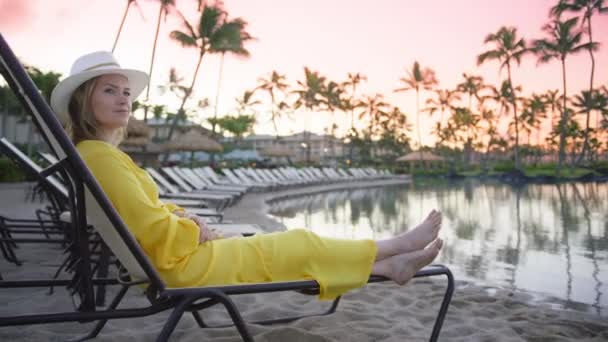 Young Woman Traveler Relaxing Resort Pool While Traveling Summer Vacation — Wideo stockowe