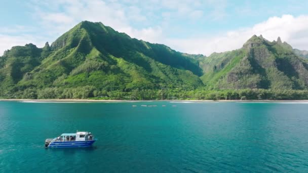 Tour Boat Tourists Boat Haena Beach Napali National Park Landscape — Vídeo de stock