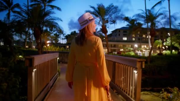 Elegant Traveler Woman Yellow Dress Luxury Resort Garden Tourists Tropical — Vídeo de Stock