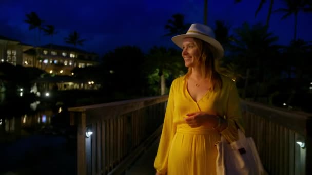 Traveller Long Yellow Dress Travel Blogger Walks Beautiful Ocean Beach — Vídeos de Stock