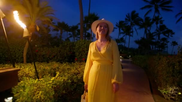 Mulher Alegre Dos Anos Viagem Ilha Viajante Vestido Amarelo Moda — Vídeo de Stock