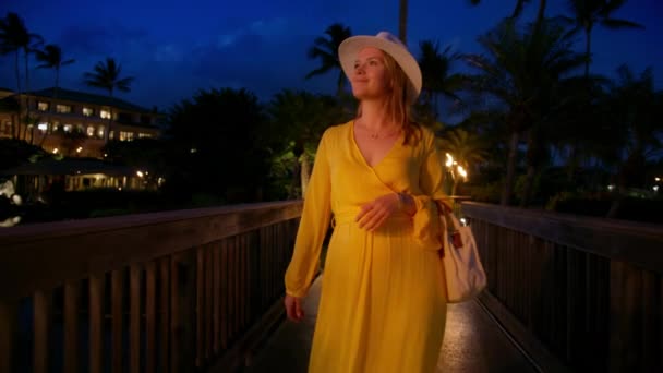 Slow Motion Счастливый Человек Наслаждающийся Летним Отпуском Гавайях Улыбающаяся Женщина — стоковое видео