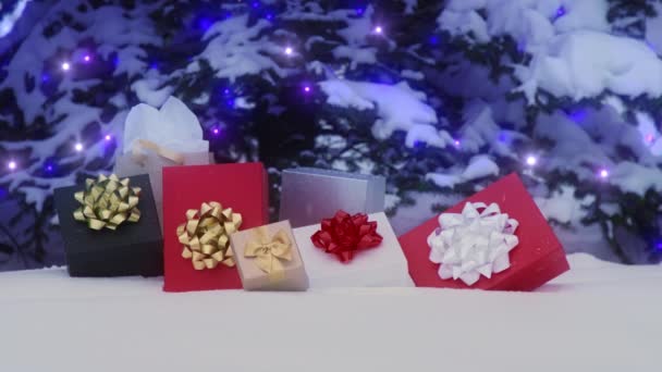 Vánoční Stromek Zářícími Modrými Světly Věnce Zasněžených Jedlových Větvích Venkovní — Stock video