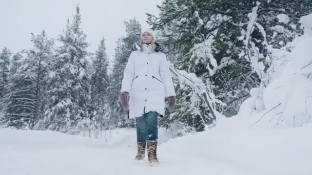 Frau Die Sich Einem Verschneiten Wintertag Freien Wohlfühlt Winterwunderland Rot — Stockvideo