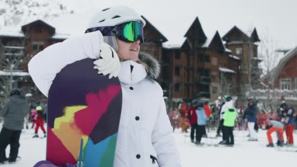 Woman Enjoying Leisure Time Riding Mountain Snowboard Female Snowboarder Outwear — Stockvideo