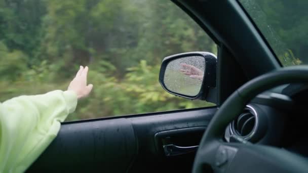 Κινηματογραφικό Εμπνευσμένο Βίντεο Της Νεαρής Γυναίκας Που Ταξιδεύει Αυτοκίνητο Τροχόσπιτο — Αρχείο Βίντεο