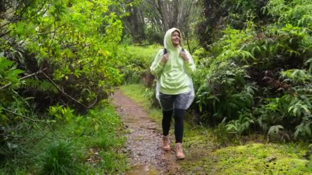 Slow Motion Beelden Van Lachende Vrouw Wandelend Onder Regen Toeristische — Stockvideo