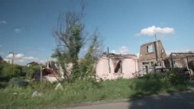 Mart 2022. Bucha, Ukrayna. Ukrayna 'daki Rus saldırısı sırasında havaya uçmuş, yanmış sivil evler. Büyük hava bombardımanından sonra binaları yıktı. Yüksek kalite 4k görüntü