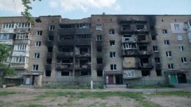 Mart 2022. Bucha, Ukrayna. Ön cephede siyah dumanlı, yanmış bir ev. Küçük bir Ukrayna kasabasında Rus saldırganlığının yıkıcı manzarası. Yüksek kalite 4k görüntü