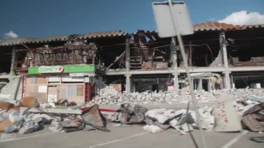 Mart 2022. Irpin, Ukrayna. Bir alışveriş merkezinin yanmış ve kırılmış yüzüyle yıkıcı bir manzara. Ukrayna 'daki Rus saldırısı sırasında havaya uçurulmuş, sivil bir depo. Yüksek kalite 4k görüntü