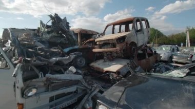 Mart 2022. Bucha, Ukrayna. Askeri mühendislik tarafından yakılmış sivil arabalar. Rus-Ukrayna savaş hareketi duvar kağıdı ve terk edilmiş araçlar. Yüksek kalite 4k görüntü