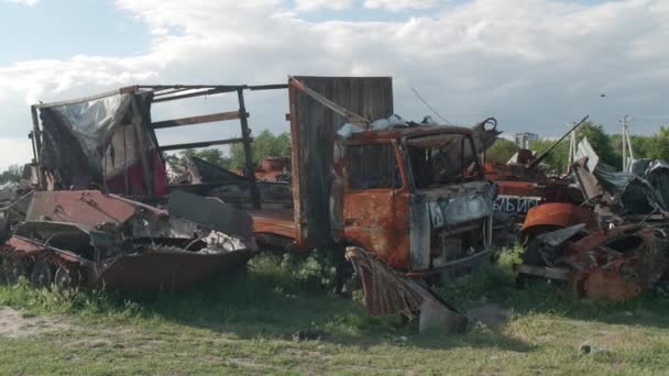 März 2022 Bucha Ukraine Nahaufnahme Verlassener Zerstörter Und Verbrannter Fahrzeuge — Stockvideo