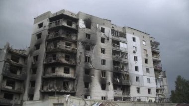 Mart 2022. Borodianka, Ukrayna. Çok sayıda Rus hava saldırısının hedefi olan havaya uçmuş bir bina. Roketler ve bombalarla yıkılan yerleşim yerleri. Yüksek kalite 4k görüntü
