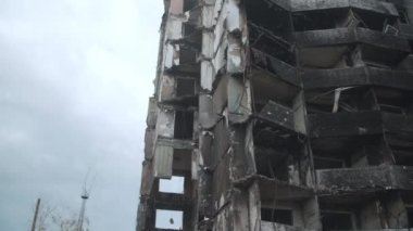 Mart 2022. Borodianka, Ukrayna. Hava saldırılarından sonra yanmış terk edilmiş binalar. Köyün ana caddesinde korkunç yıkımlar yaşandı. Yüksek kalite 4k görüntü